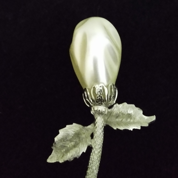 Vtg. Lisa Scallert Long Pearl Flower Pin/ Brooch in Silvertone - Picture 7 of 7